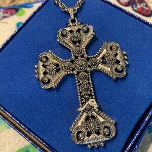 NWT * Sarah Coventry VINTAGE 1974 Large FLORENTINE CROSS + 18" chain * Gift Box